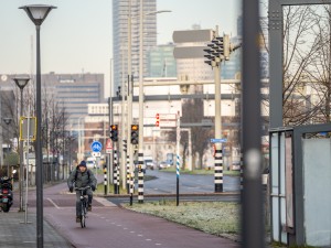 Fietser in Den Haag op een fietspad bij de Binckhorst