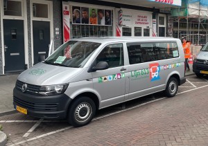 De grijze pendelbus met in groene letters erop geschreven 'lijn 613' die rond de Roseknoop is ingezet