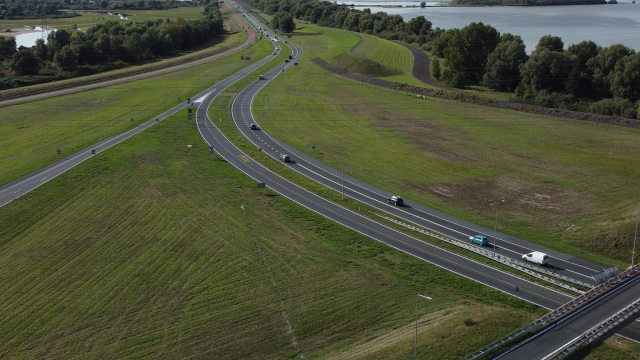 Foto afkomstig van Provincie Zuid-Holland, dronebeeld van de N59 waar auto's op rijden