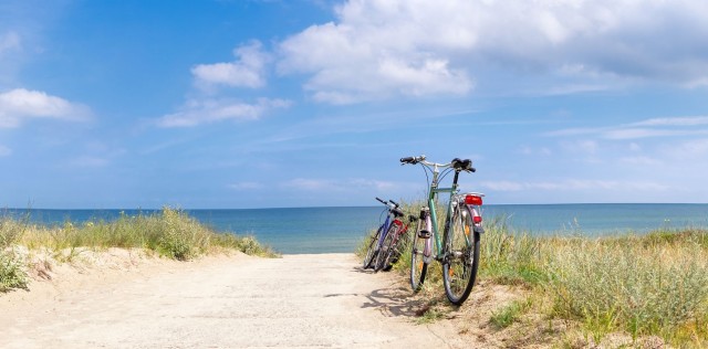 Stilstaande fietsen aan het strand