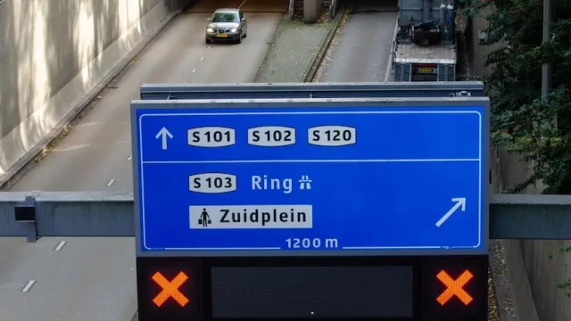 Ingang Maastunnel met verkeerd over de weg, foto afkomstig van gemeente rotterdam